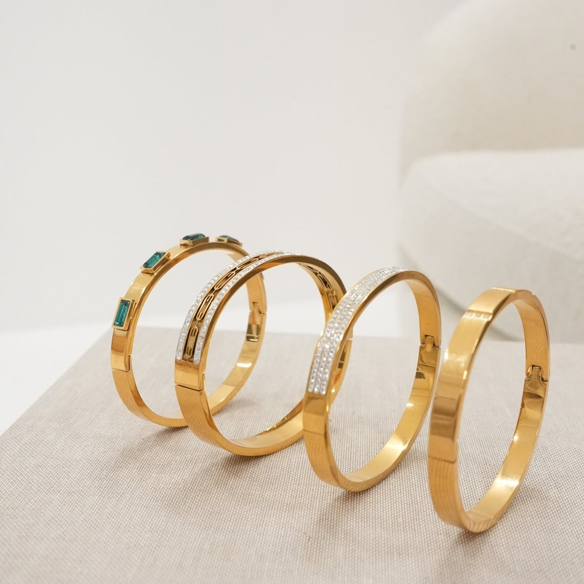 Armreif mit Efeusteinen - Gold