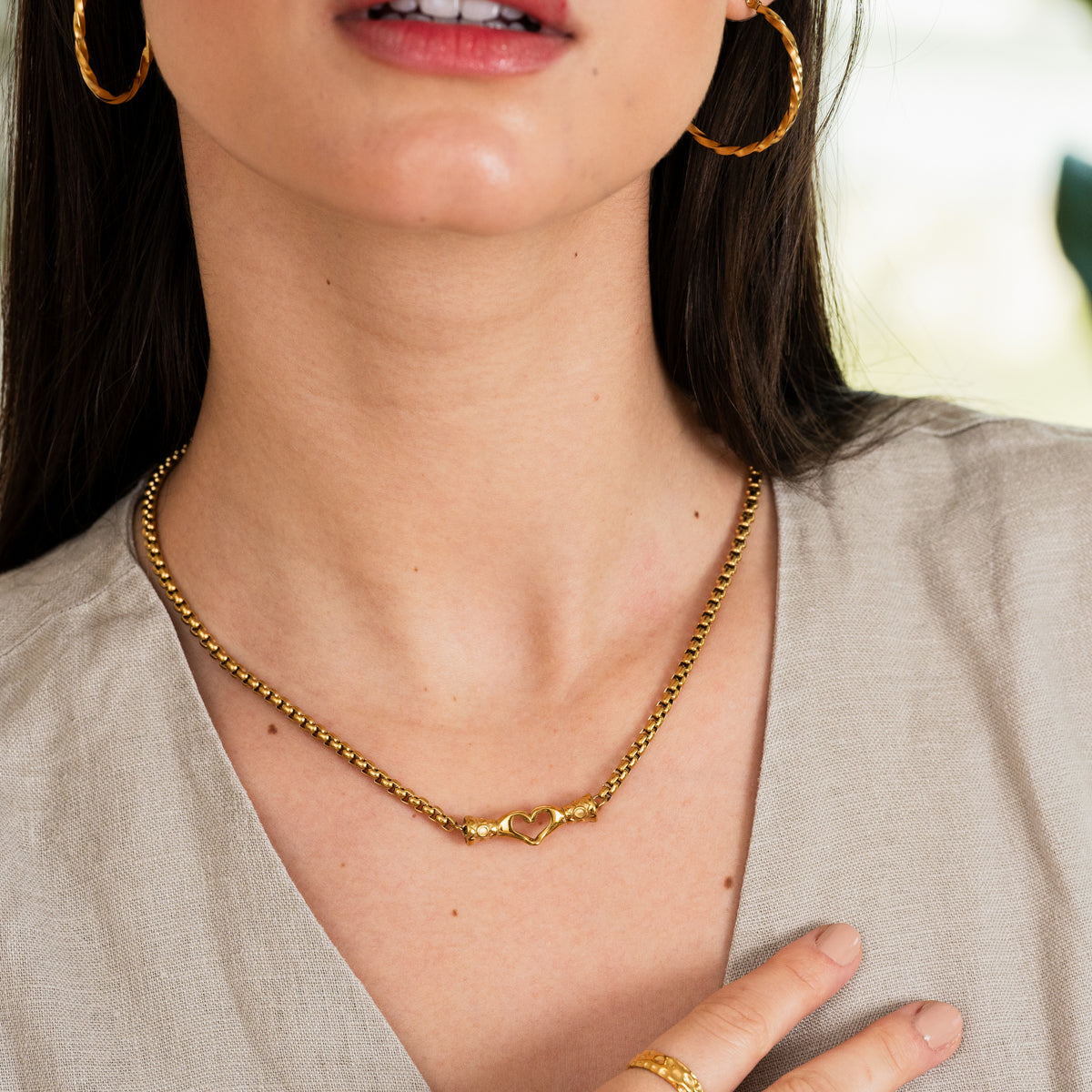 Halskette mit Herz-Hand-Anhänger – Gold