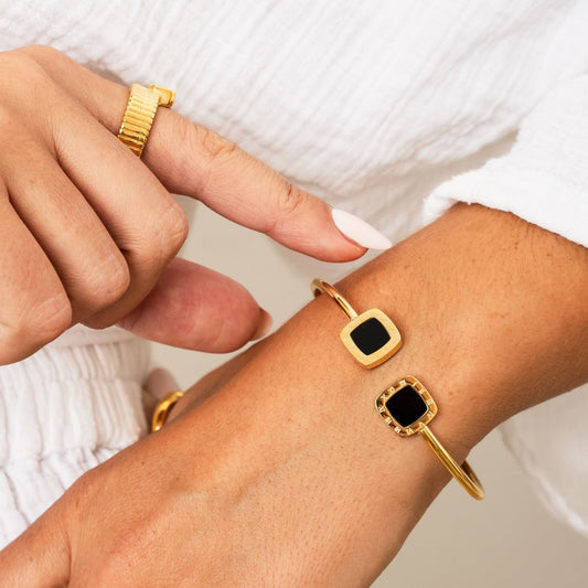 Quadratischer Onyx-Armreif - Gold
