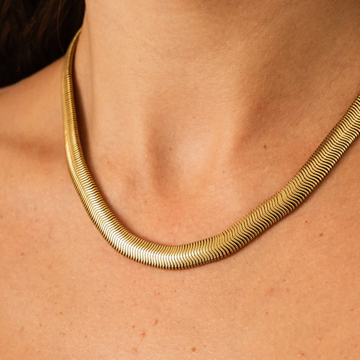 Halskette mit Schlangenkette und Knebelverschluss - Gold