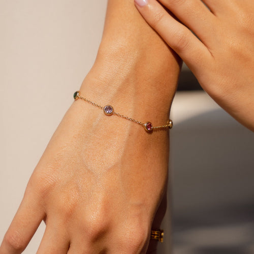 Armband mit mehrfarbigen Steinen – Gold