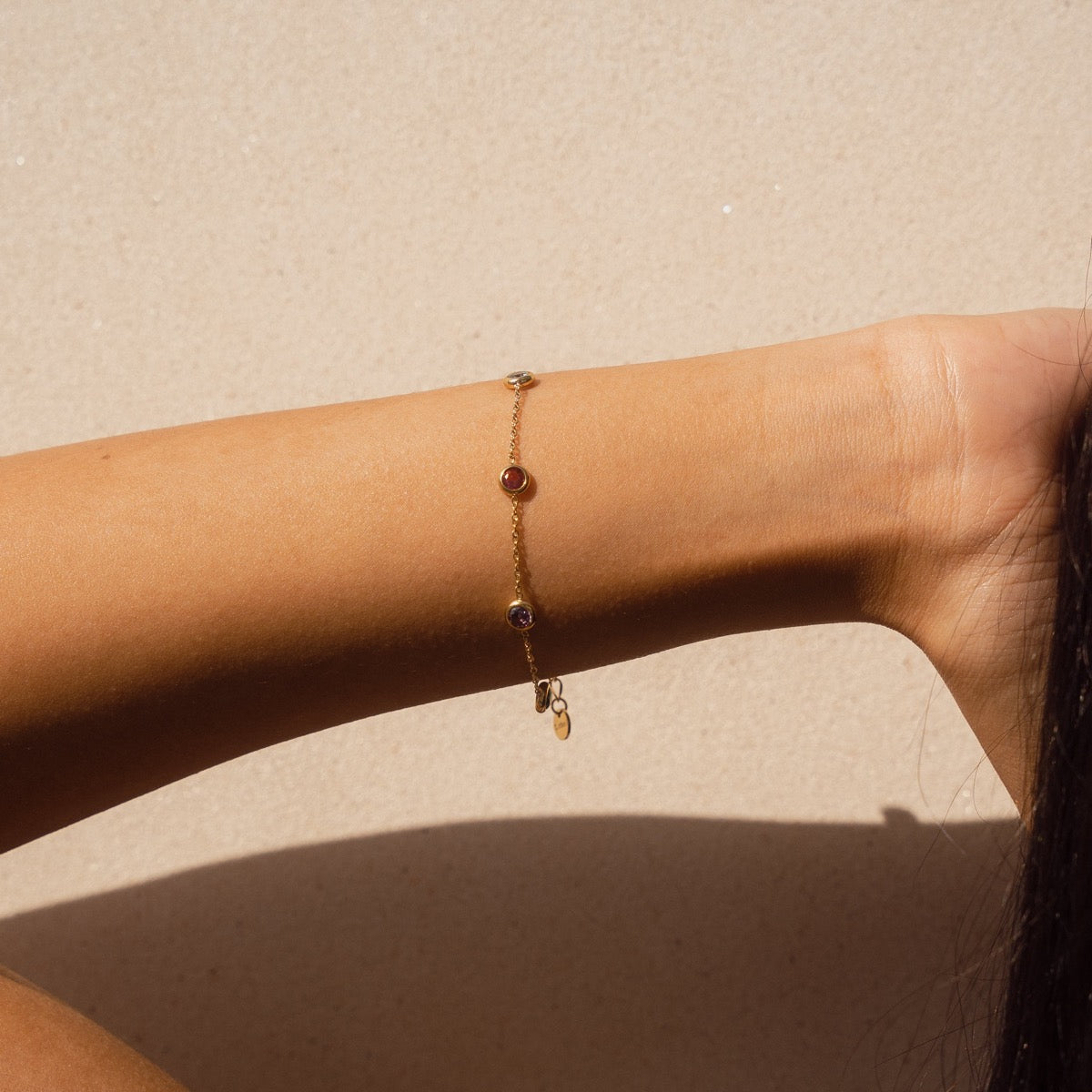 Armband mit mehrfarbigen Steinen – Gold