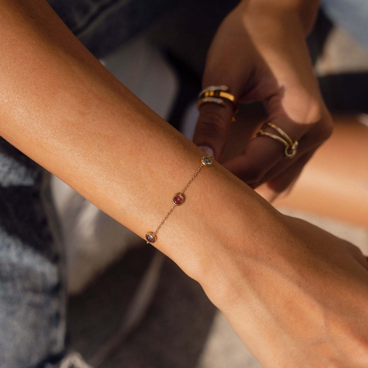 Armband mit mehrfarbigen Steinen – Gold